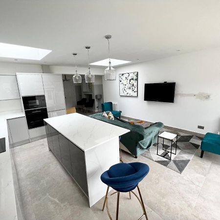 3 Cosy Homes Walking Distance To Mall With Parking Available To Book Separately 3 Bed House Or 1 Bed Apartment Or Studio London Exterior foto