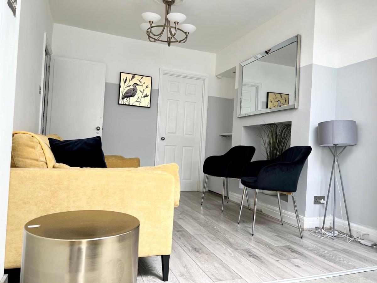 3 Cosy Homes Walking Distance To Mall With Parking Available To Book Separately 3 Bed House Or 1 Bed Apartment Or Studio London Exterior foto