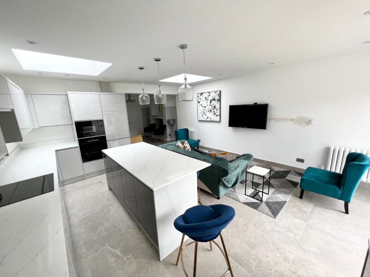 3 Cosy Homes Walking Distance To Mall With Parking Available To Book Separately 3 Bed House Or 1 Bed Apartment Or Studio London Exterior foto