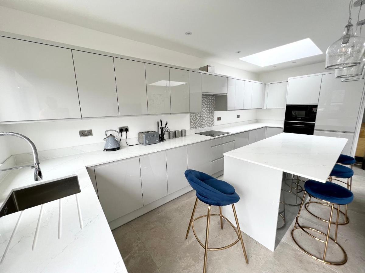 3 Cosy Homes Walking Distance To Mall With Parking Available To Book Separately 3 Bed House Or 1 Bed Apartment Or Studio London Exterior foto