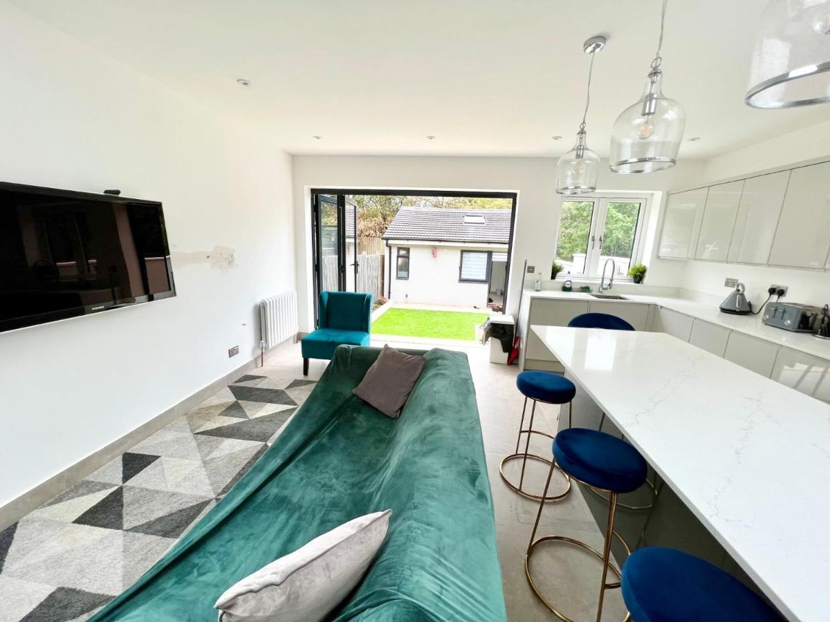 3 Cosy Homes Walking Distance To Mall With Parking Available To Book Separately 3 Bed House Or 1 Bed Apartment Or Studio London Exterior foto