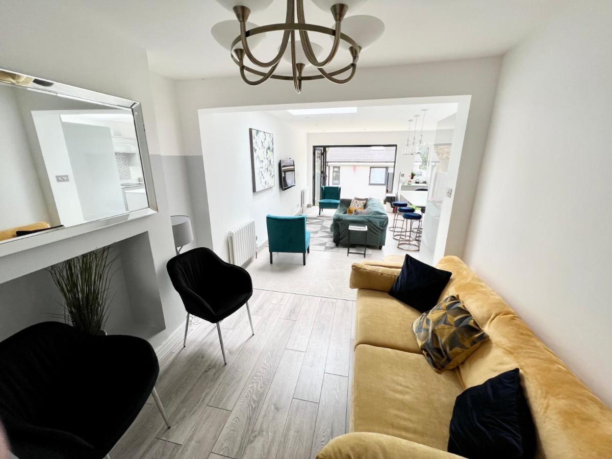 3 Cosy Homes Walking Distance To Mall With Parking Available To Book Separately 3 Bed House Or 1 Bed Apartment Or Studio London Exterior foto