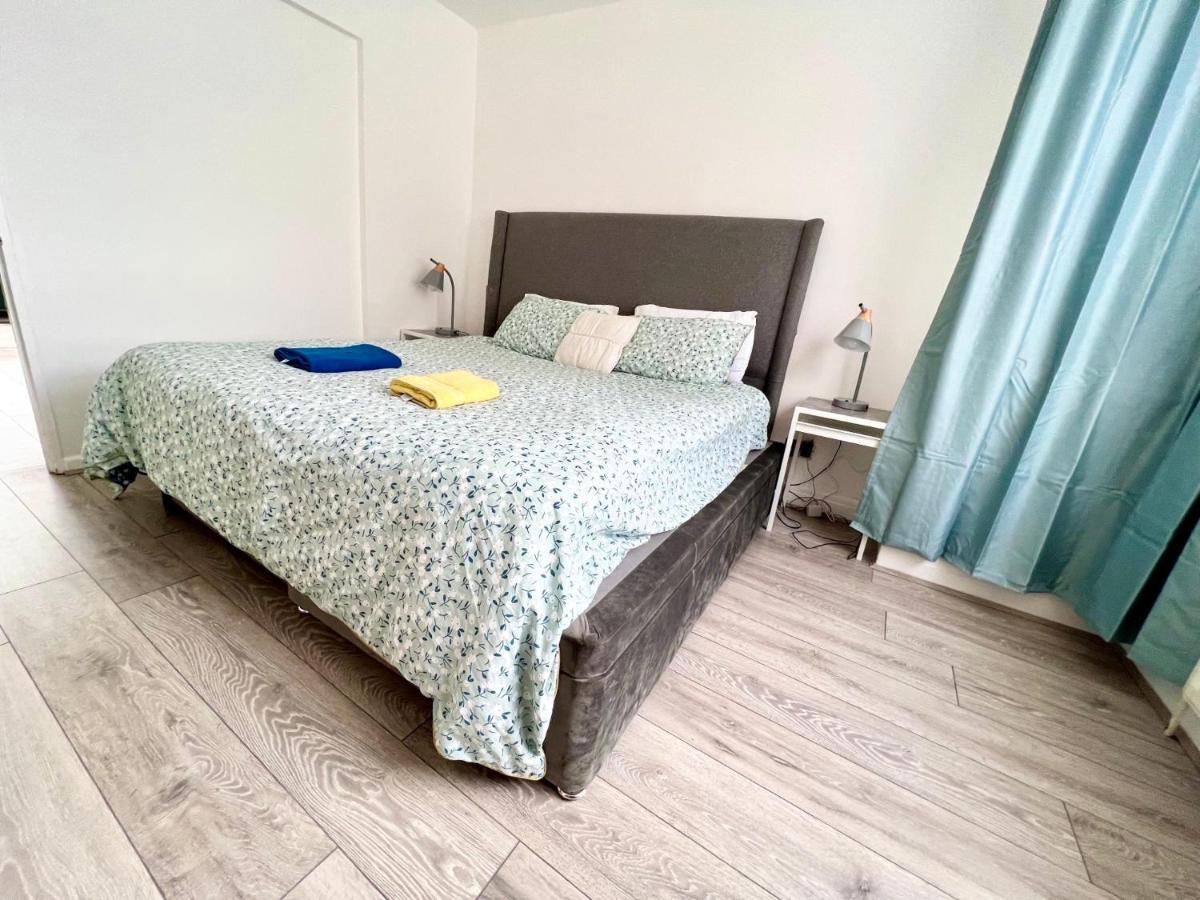 3 Cosy Homes Walking Distance To Mall With Parking Available To Book Separately 3 Bed House Or 1 Bed Apartment Or Studio London Exterior foto