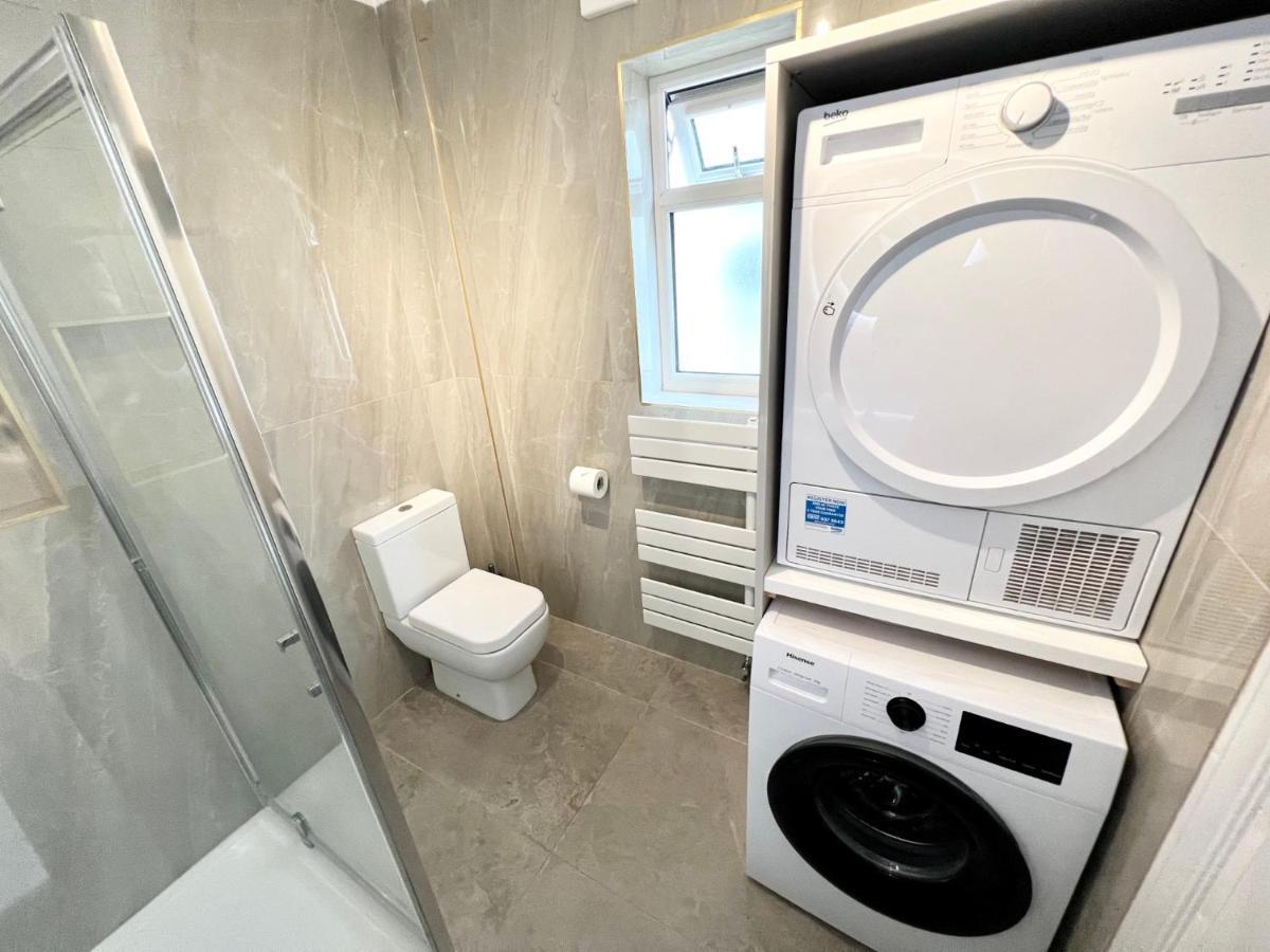 3 Cosy Homes Walking Distance To Mall With Parking Available To Book Separately 3 Bed House Or 1 Bed Apartment Or Studio London Exterior foto