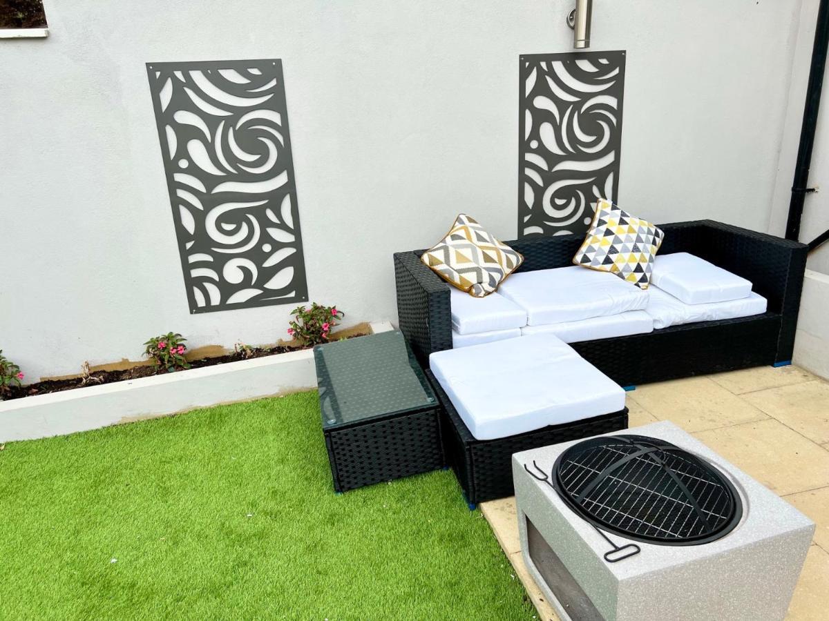 3 Cosy Homes Walking Distance To Mall With Parking Available To Book Separately 3 Bed House Or 1 Bed Apartment Or Studio London Exterior foto