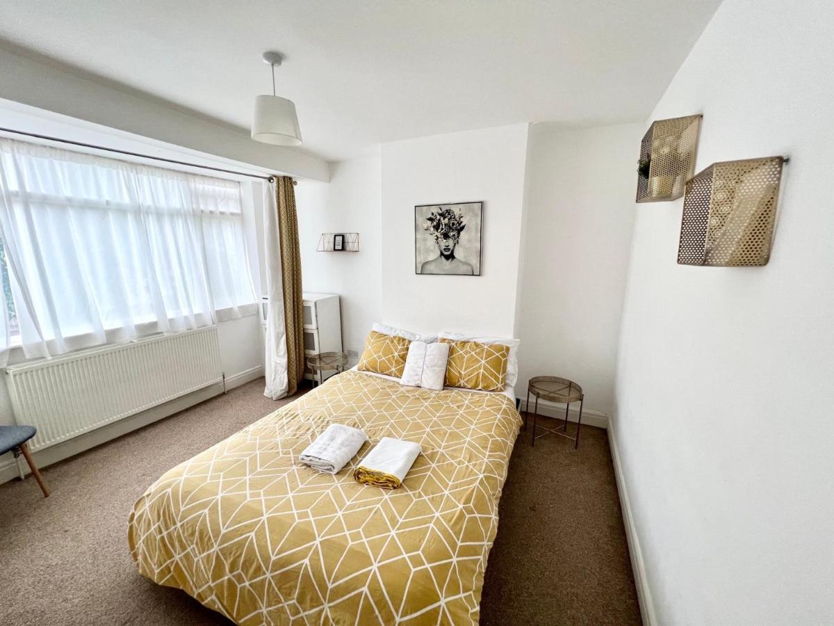 3 Cosy Homes Walking Distance To Mall With Parking Available To Book Separately 3 Bed House Or 1 Bed Apartment Or Studio London Exterior foto