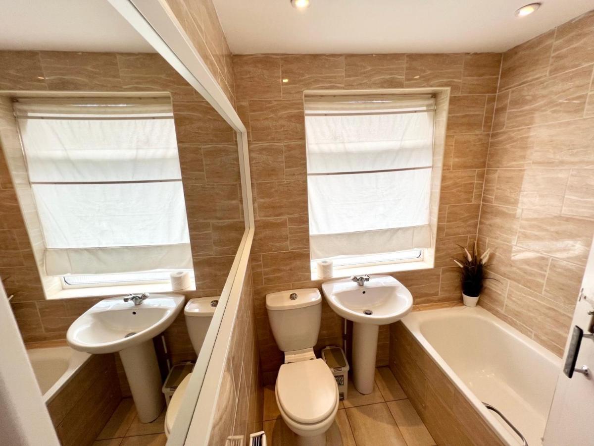 3 Cosy Homes Walking Distance To Mall With Parking Available To Book Separately 3 Bed House Or 1 Bed Apartment Or Studio London Exterior foto