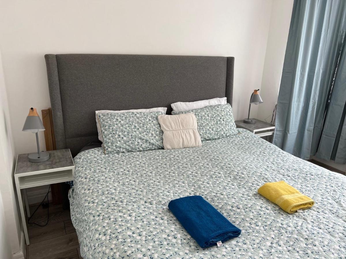 3 Cosy Homes Walking Distance To Mall With Parking Available To Book Separately 3 Bed House Or 1 Bed Apartment Or Studio London Exterior foto