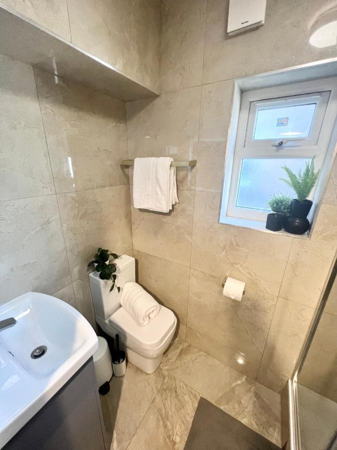 3 Cosy Homes Walking Distance To Mall With Parking Available To Book Separately 3 Bed House Or 1 Bed Apartment Or Studio London Exterior foto