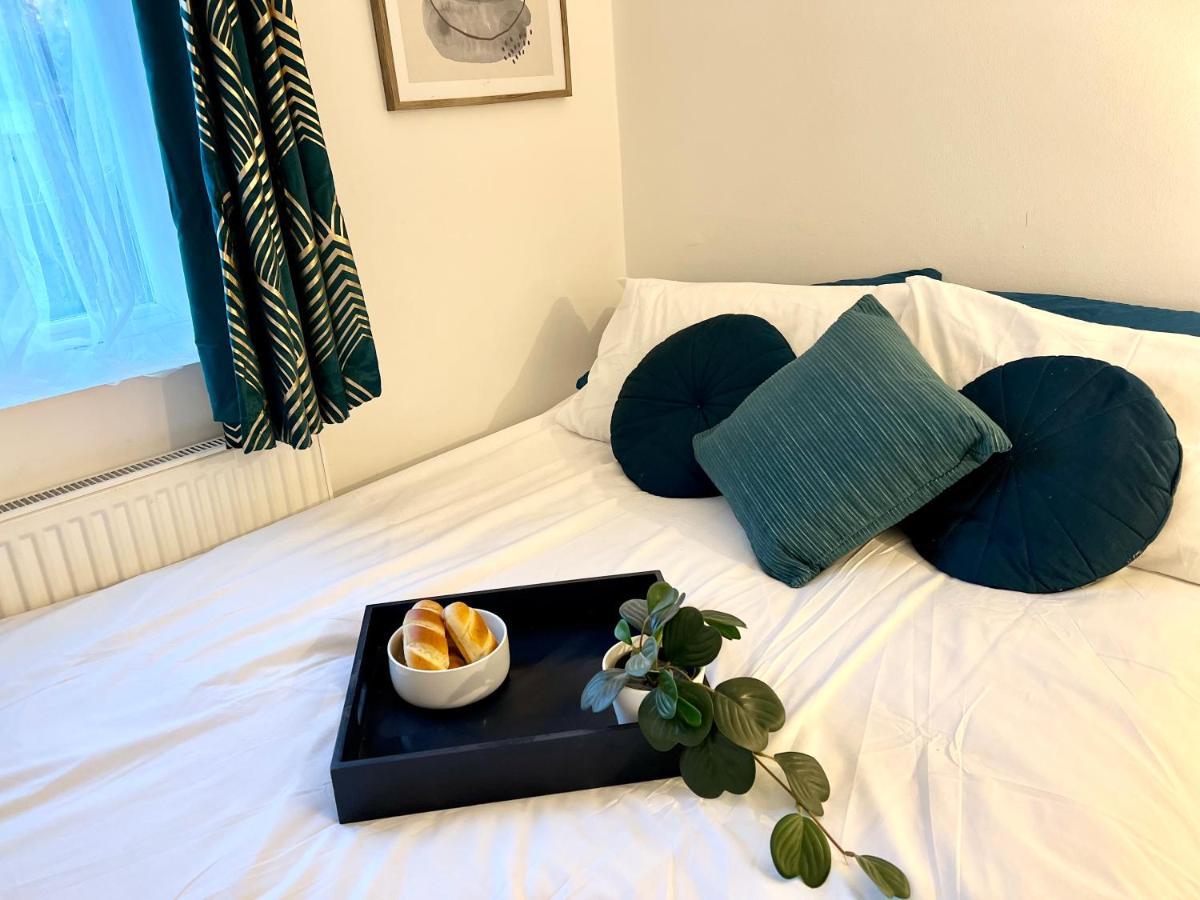 3 Cosy Homes Walking Distance To Mall With Parking Available To Book Separately 3 Bed House Or 1 Bed Apartment Or Studio London Exterior foto