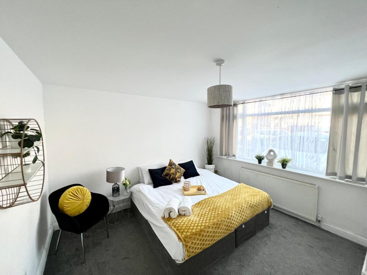 3 Cosy Homes Walking Distance To Mall With Parking Available To Book Separately 3 Bed House Or 1 Bed Apartment Or Studio London Exterior foto
