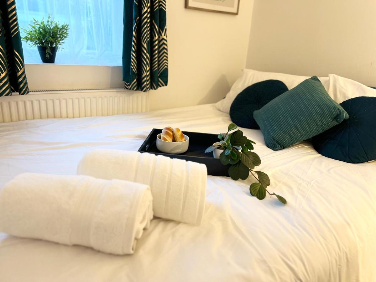 3 Cosy Homes Walking Distance To Mall With Parking Available To Book Separately 3 Bed House Or 1 Bed Apartment Or Studio London Exterior foto