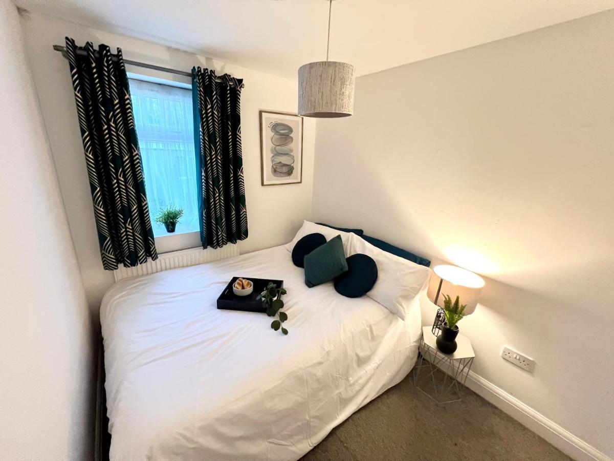 3 Cosy Homes Walking Distance To Mall With Parking Available To Book Separately 3 Bed House Or 1 Bed Apartment Or Studio London Exterior foto