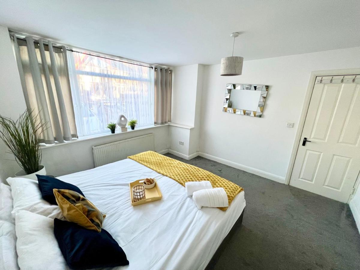 3 Cosy Homes Walking Distance To Mall With Parking Available To Book Separately 3 Bed House Or 1 Bed Apartment Or Studio London Exterior foto
