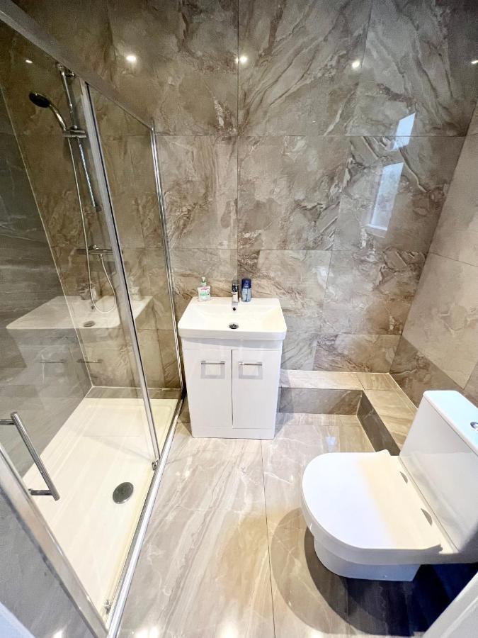 3 Cosy Homes Walking Distance To Mall With Parking Available To Book Separately 3 Bed House Or 1 Bed Apartment Or Studio London Exterior foto