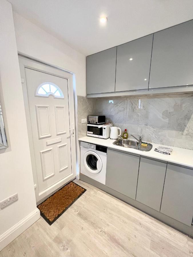 3 Cosy Homes Walking Distance To Mall With Parking Available To Book Separately 3 Bed House Or 1 Bed Apartment Or Studio London Exterior foto