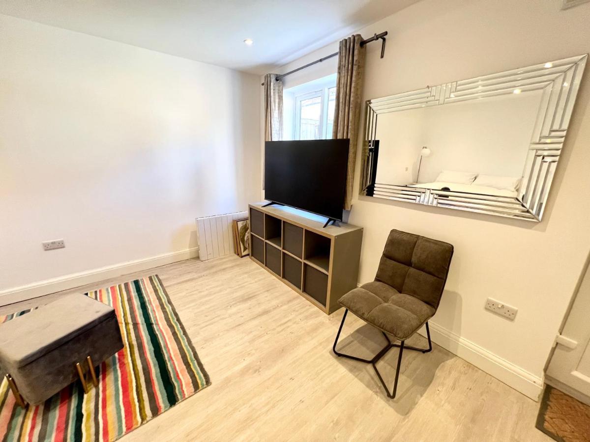 3 Cosy Homes Walking Distance To Mall With Parking Available To Book Separately 3 Bed House Or 1 Bed Apartment Or Studio London Exterior foto
