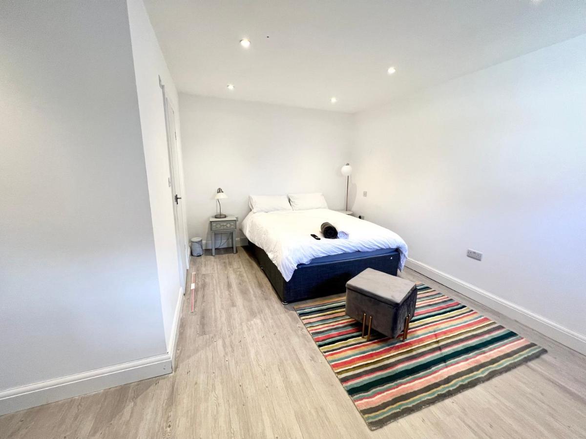 3 Cosy Homes Walking Distance To Mall With Parking Available To Book Separately 3 Bed House Or 1 Bed Apartment Or Studio London Exterior foto