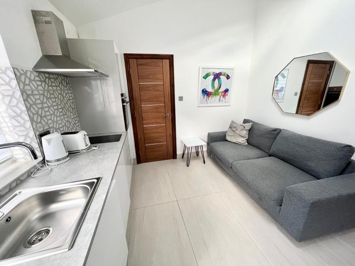 3 Cosy Homes Walking Distance To Mall With Parking Available To Book Separately 3 Bed House Or 1 Bed Apartment Or Studio London Exterior foto
