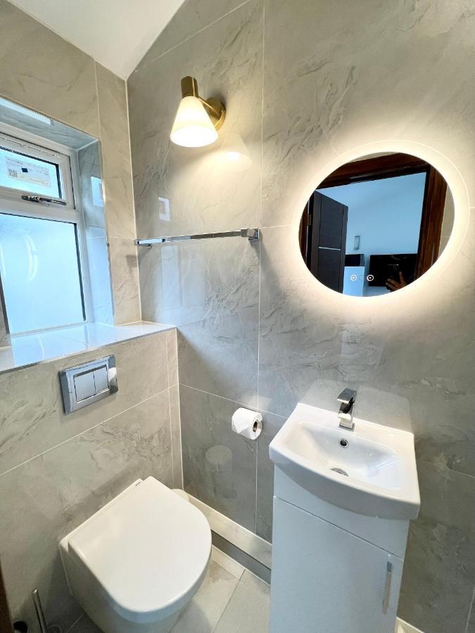 3 Cosy Homes Walking Distance To Mall With Parking Available To Book Separately 3 Bed House Or 1 Bed Apartment Or Studio London Exterior foto