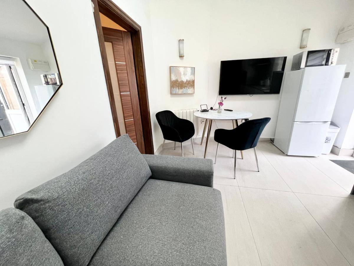3 Cosy Homes Walking Distance To Mall With Parking Available To Book Separately 3 Bed House Or 1 Bed Apartment Or Studio London Exterior foto