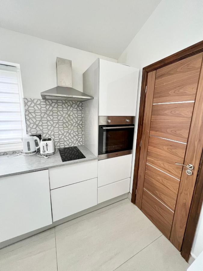 3 Cosy Homes Walking Distance To Mall With Parking Available To Book Separately 3 Bed House Or 1 Bed Apartment Or Studio London Exterior foto